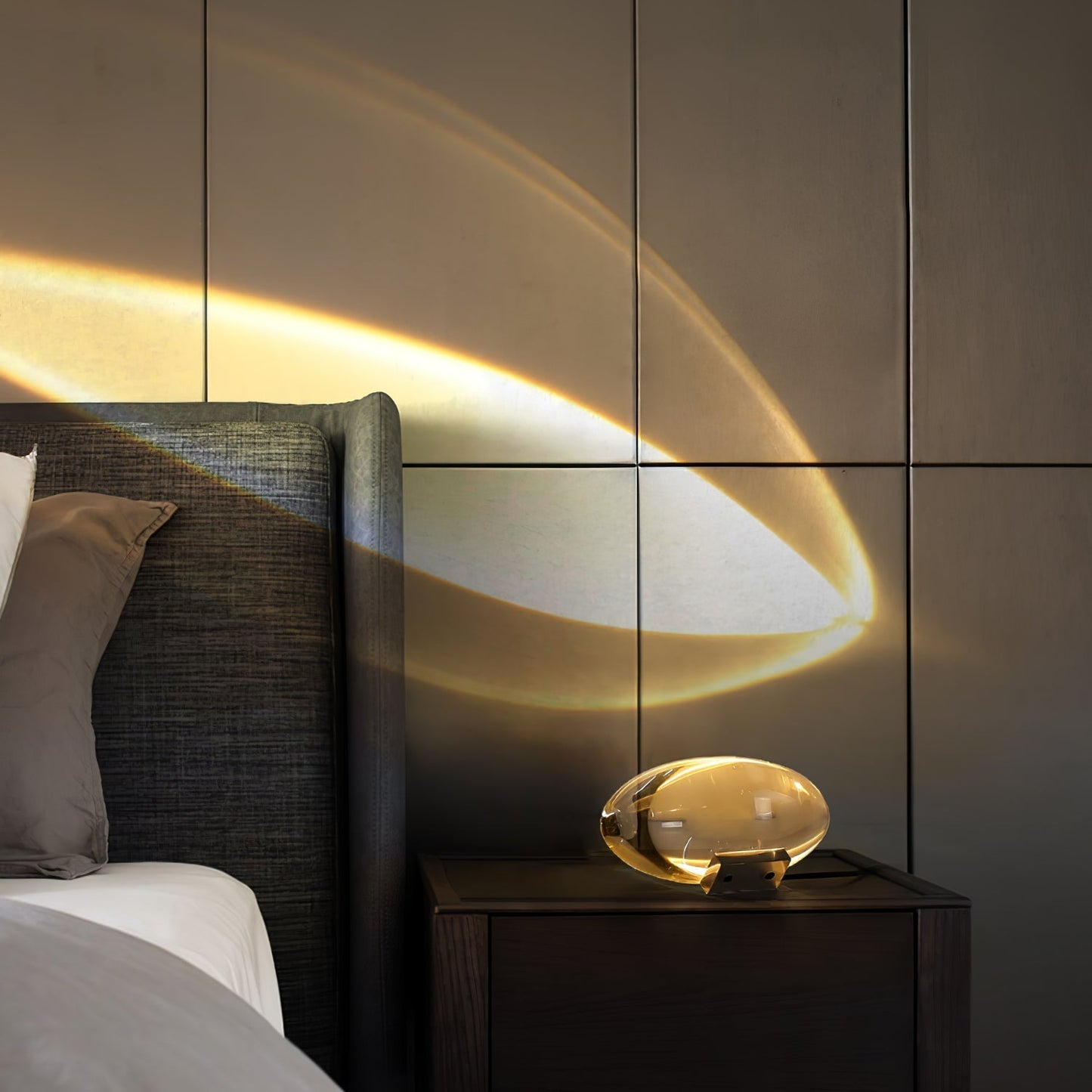 Elegante Tischlampe mit Kristalllinse – stimmungsvolles Licht und vielfältige LED-Modi