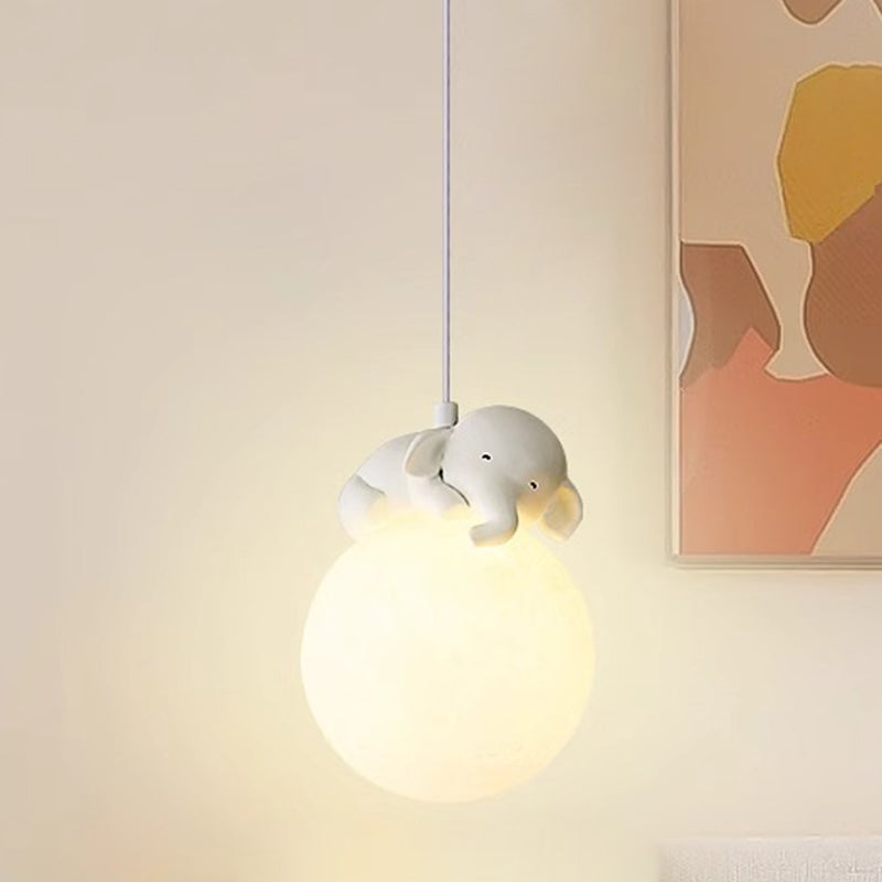 Weiße Hängelampe im minimalistischen Stil mit verspieltem Motiv und G9-Fassung