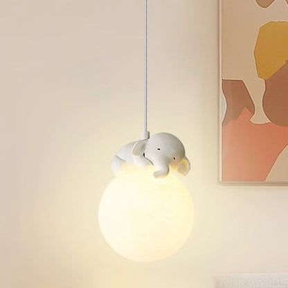 Weiße Hängelampe im minimalistischen Stil mit verspieltem Motiv und G9-Fassung