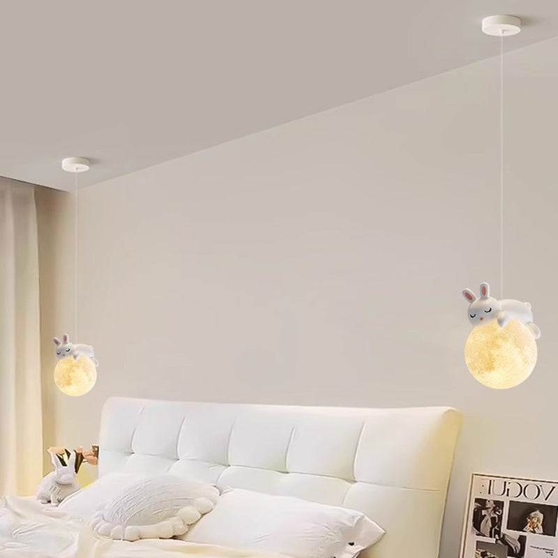 Weiße Hängelampe im minimalistischen Stil mit verspieltem Motiv und G9-Fassung