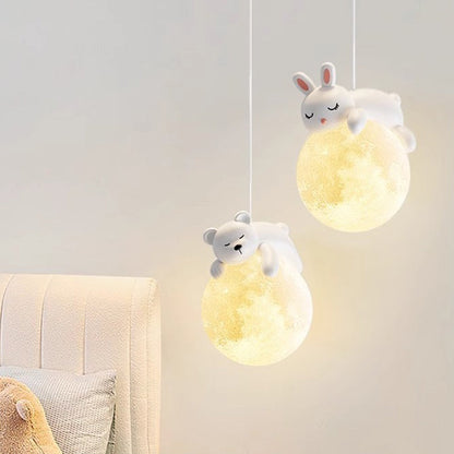 Weiße Hängelampe im minimalistischen Stil mit verspieltem Motiv und G9-Fassung