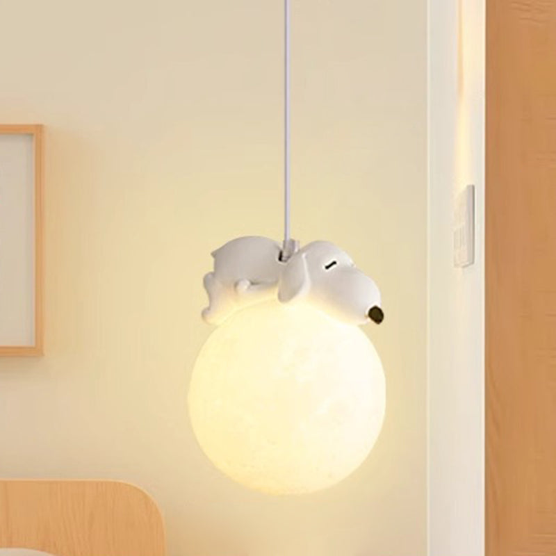 Weiße Hängelampe im minimalistischen Stil mit verspieltem Motiv und G9-Fassung