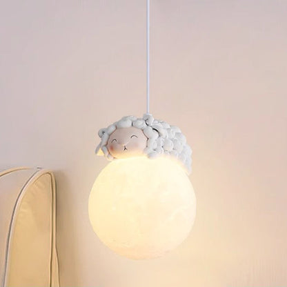 Weiße Hängelampe im minimalistischen Stil mit verspieltem Motiv und G9-Fassung