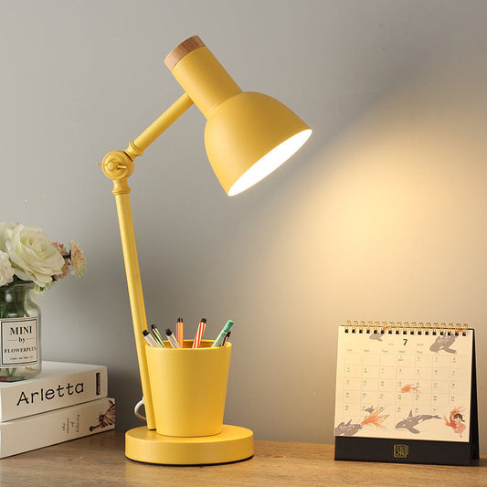 Nordische Tischlampe aus Eisen und Massivholz – eleganter Akzent in vielen Farben