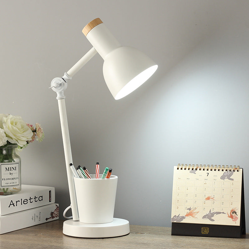 Nordische Tischlampe aus Eisen und Massivholz – eleganter Akzent in vielen Farben
