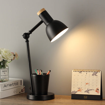 Nordische Tischlampe aus Eisen und Massivholz – eleganter Akzent in vielen Farben