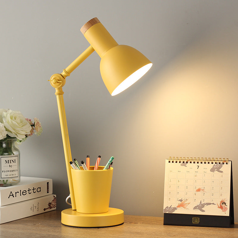 Nordische Tischlampe aus Eisen und Massivholz – eleganter Akzent in vielen Farben