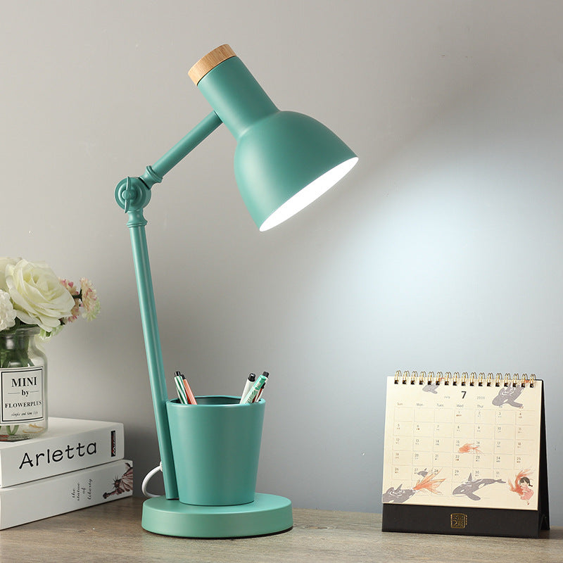 Nordische Tischlampe aus Eisen und Massivholz – eleganter Akzent in vielen Farben