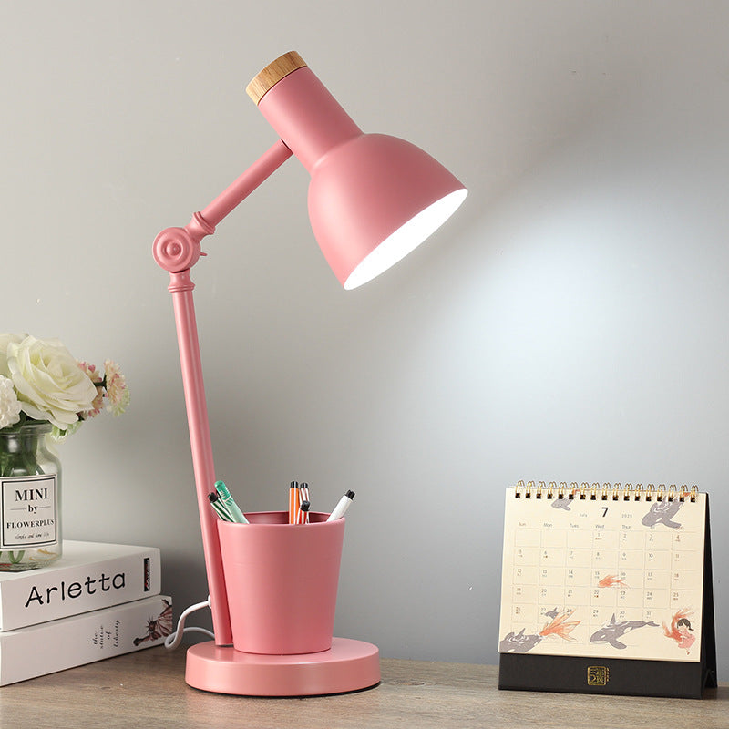 Nordische Tischlampe aus Eisen und Massivholz – eleganter Akzent in vielen Farben