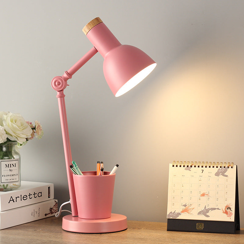 Nordische Tischlampe aus Eisen und Massivholz – eleganter Akzent in vielen Farben