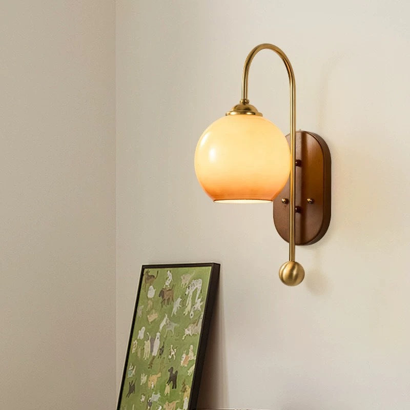 Skandinavische Wandleuchte mit Glasschirm – Milchweiß/Braun – (1 Lichtquelle)