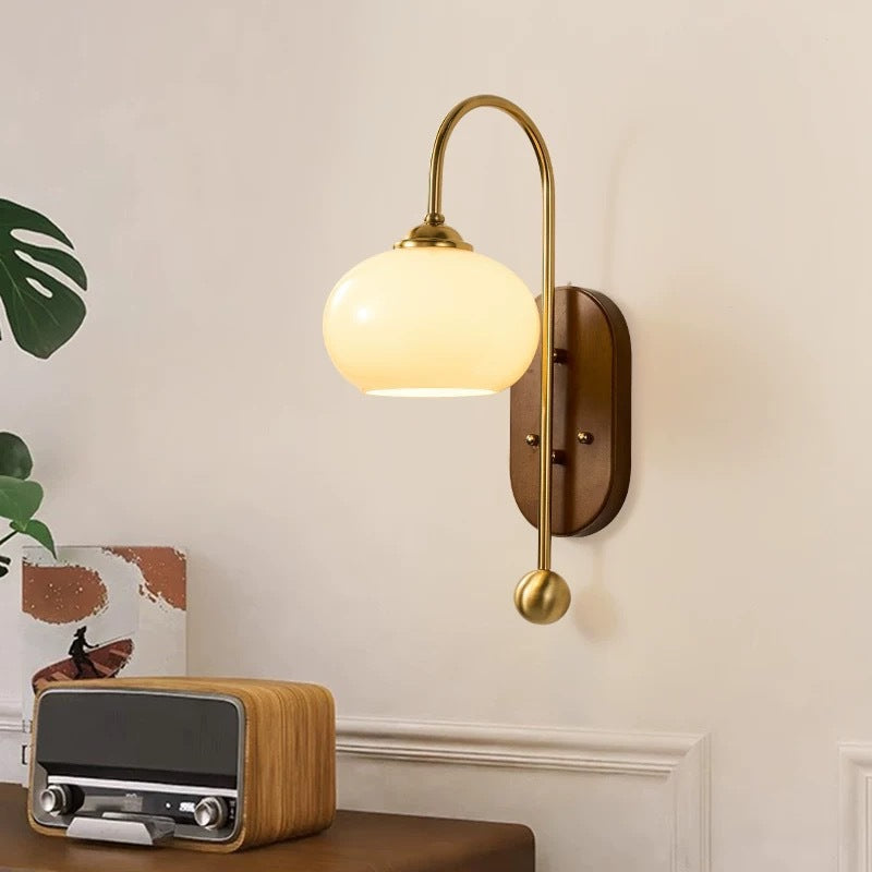 Skandinavische Wandleuchte mit Glasschirm – Milchweiß/Braun – (1 Lichtquelle)