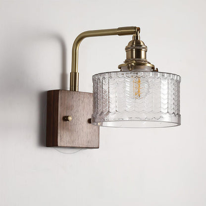 Stilvolle grüne Wandlampe mit Holzsockel und Glasschirm
