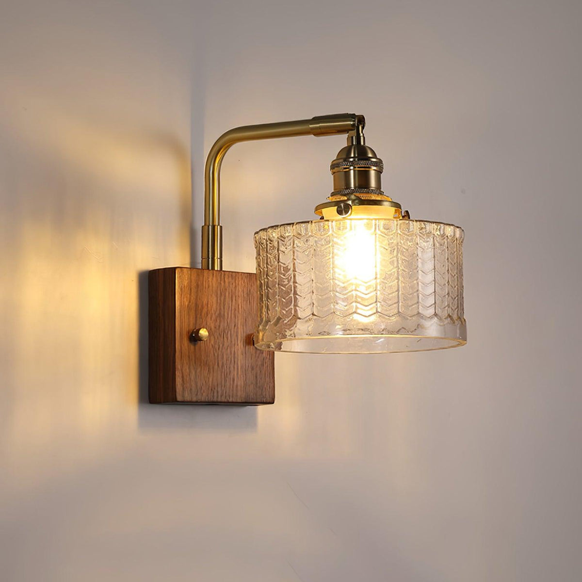 Stilvolle grüne Wandlampe mit Holzsockel und Glasschirm