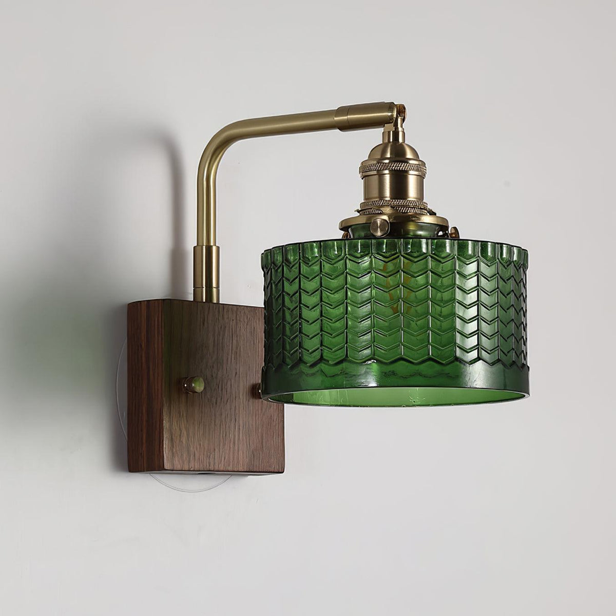 Stilvolle grüne Wandlampe mit Holzsockel und Glasschirm