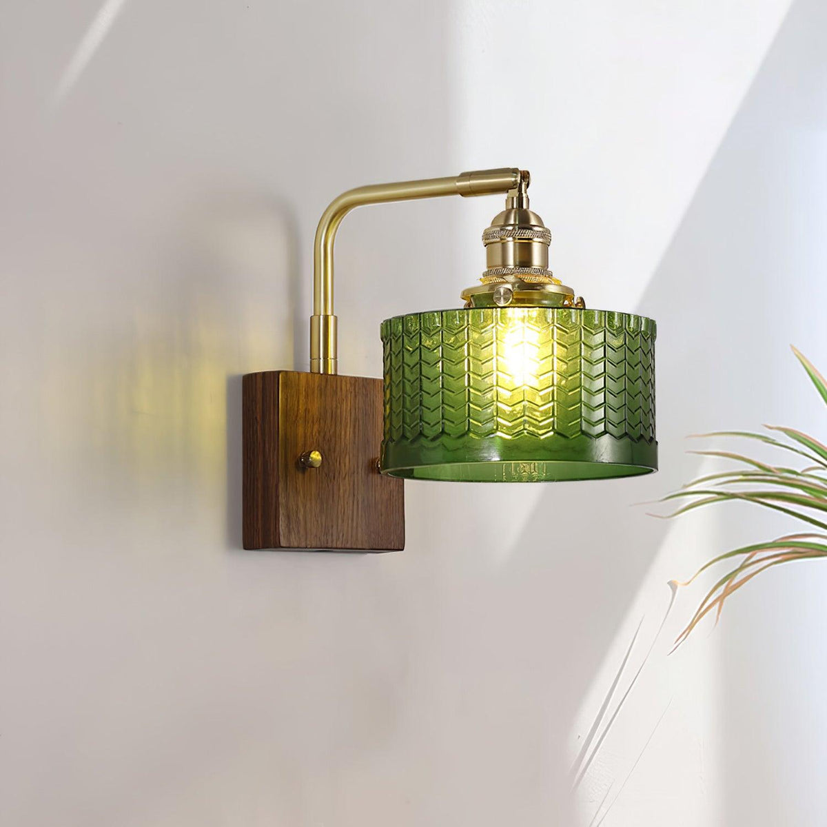 Stilvolle grüne Wandlampe mit Holzsockel und Glasschirm