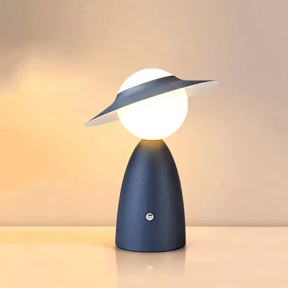 Kabellose Lampe mit Ladefunktion und warmem LED-Licht im abstrakten Design