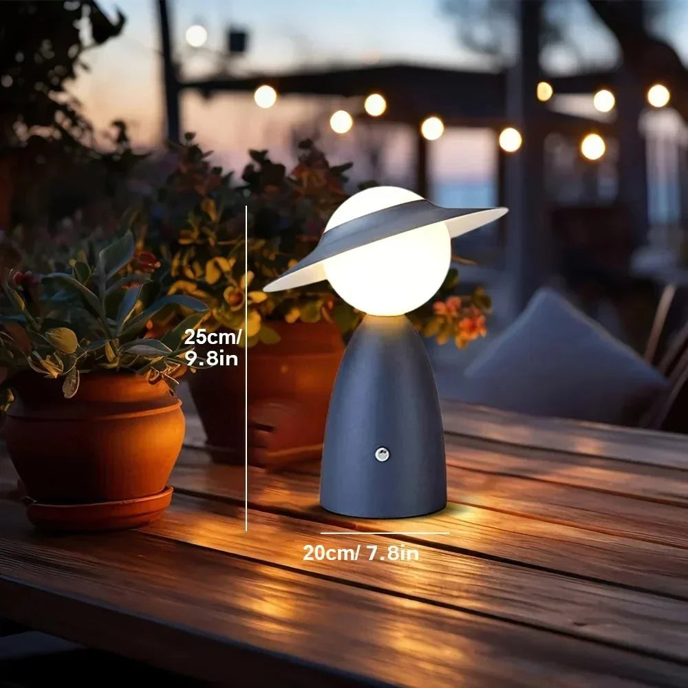 Kabellose Lampe mit Ladefunktion und warmem LED-Licht im abstrakten Design