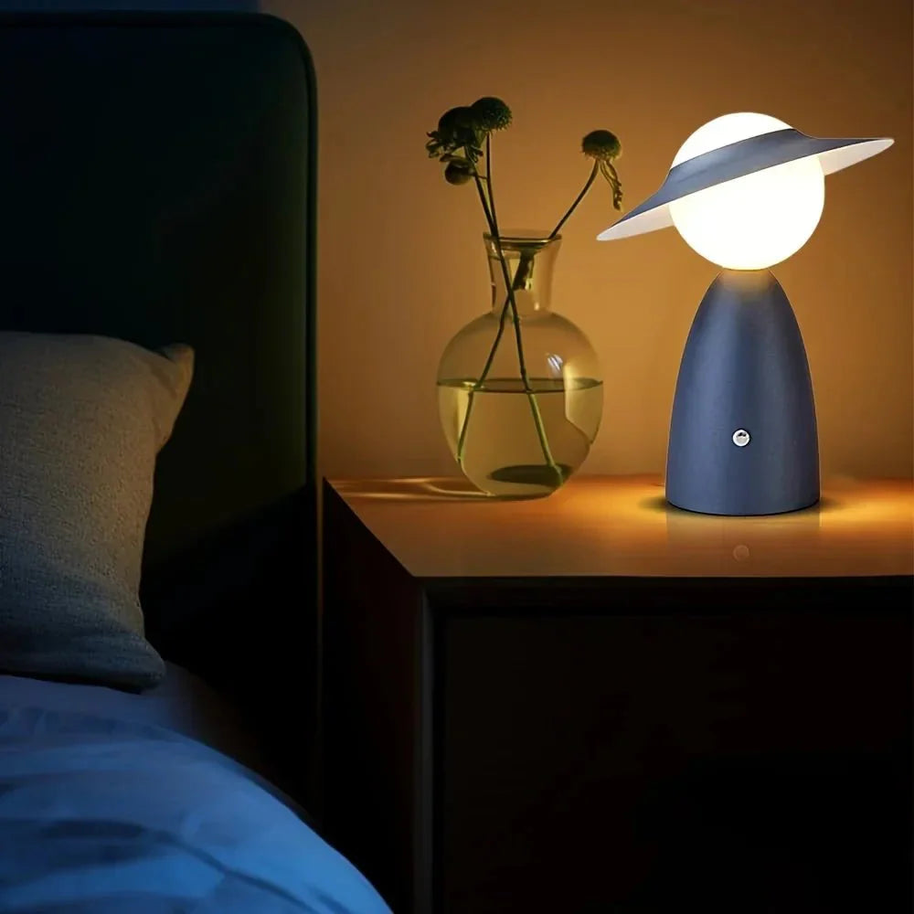 Kabellose Lampe mit Ladefunktion und warmem LED-Licht im abstrakten Design