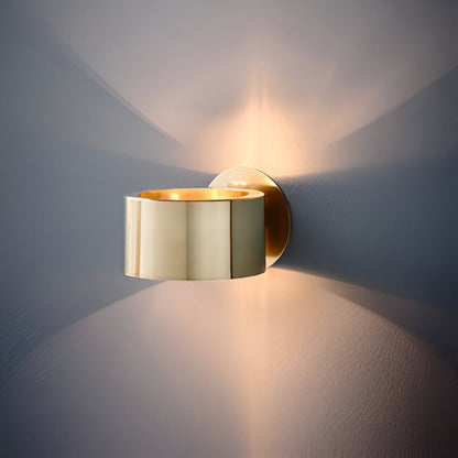 Goldene Wandlampe im modernen skandinavischen Design