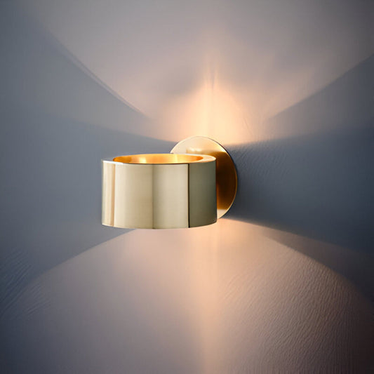 Goldene Wandlampe im modernen skandinavischen Design