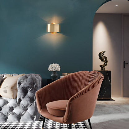 Goldene Wandlampe im modernen skandinavischen Design