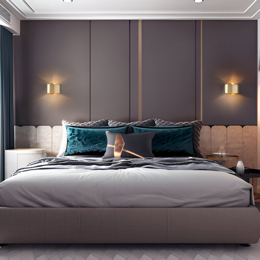 Goldene Wandlampe im modernen skandinavischen Design