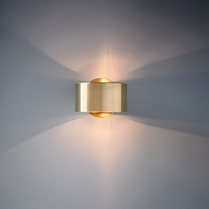 Goldene Wandlampe im modernen skandinavischen Design