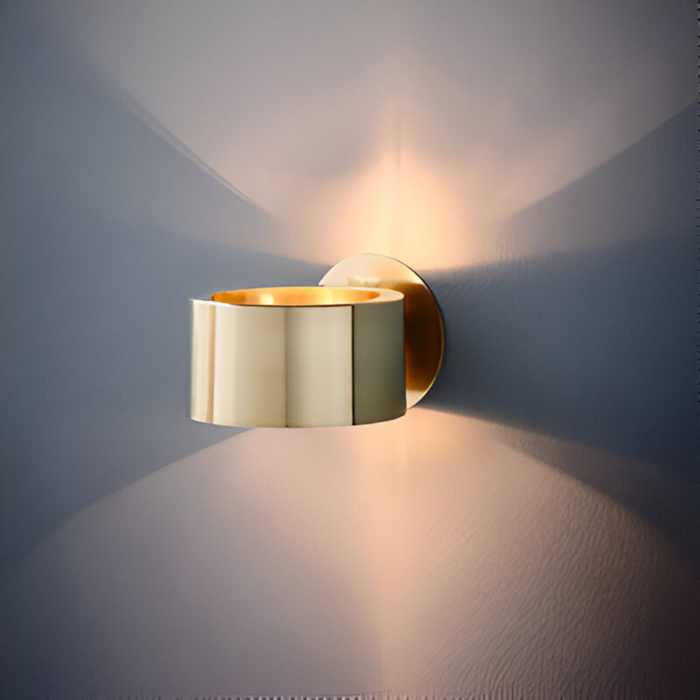 Goldene Wandlampe im modernen skandinavischen Design
