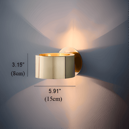 Goldene Wandlampe im modernen skandinavischen Design