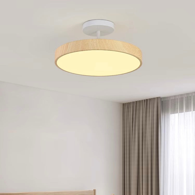 Skandinavische Deckenlampe mit Holzoptik und goldenem Rahmen