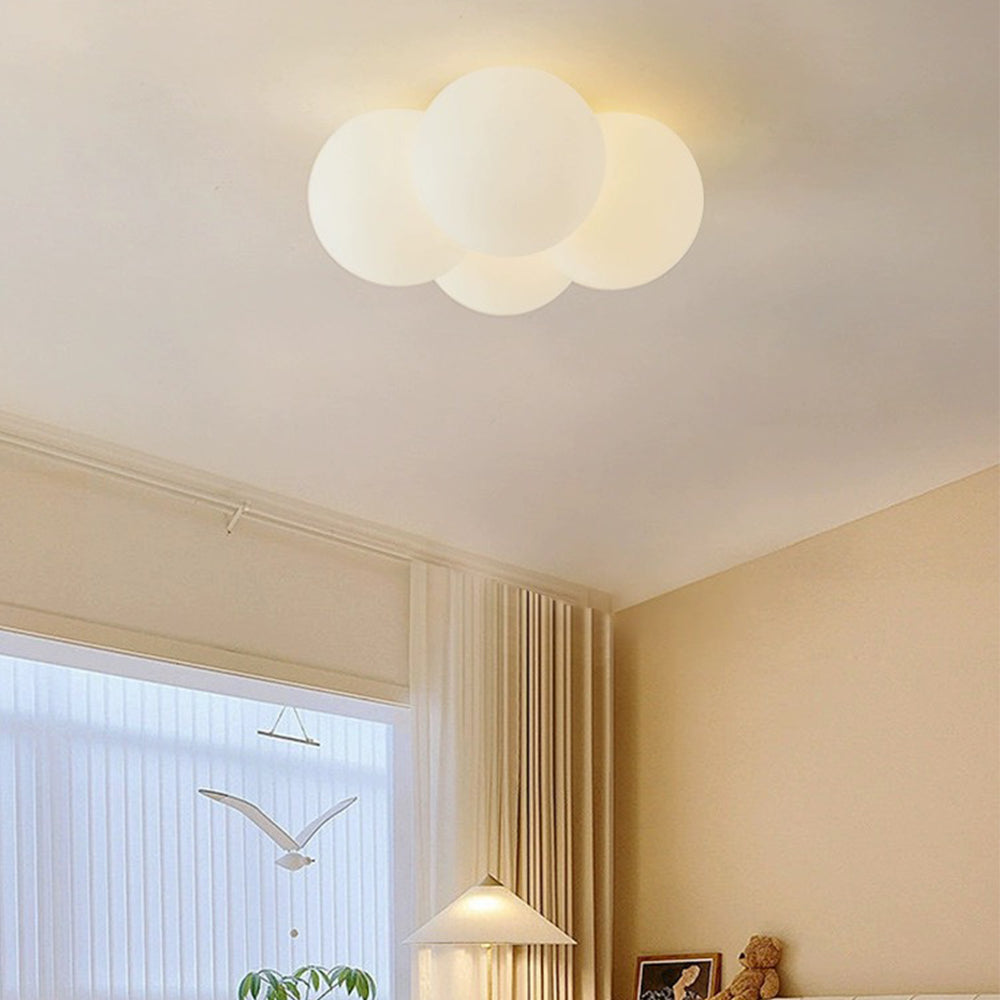 Weiße Deckenleuchte mit Wolken- und Blasendesign