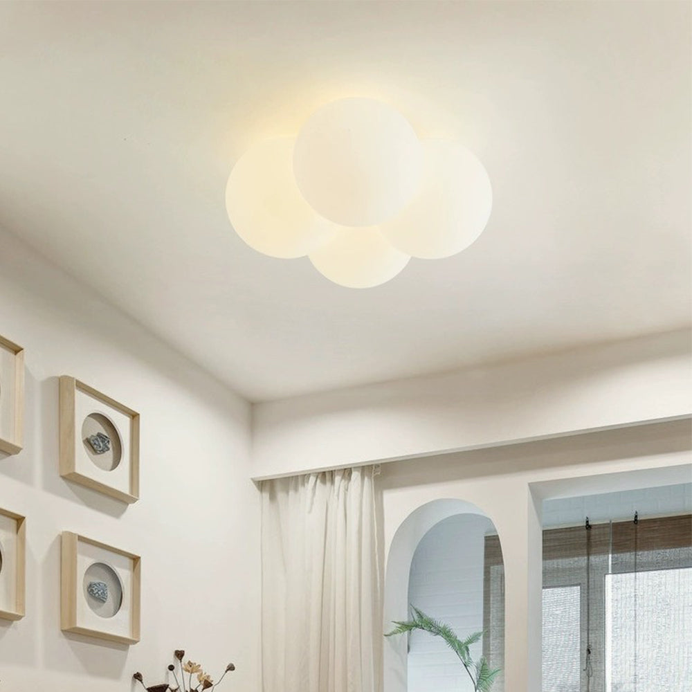 Weiße Deckenleuchte mit Wolken- und Blasendesign