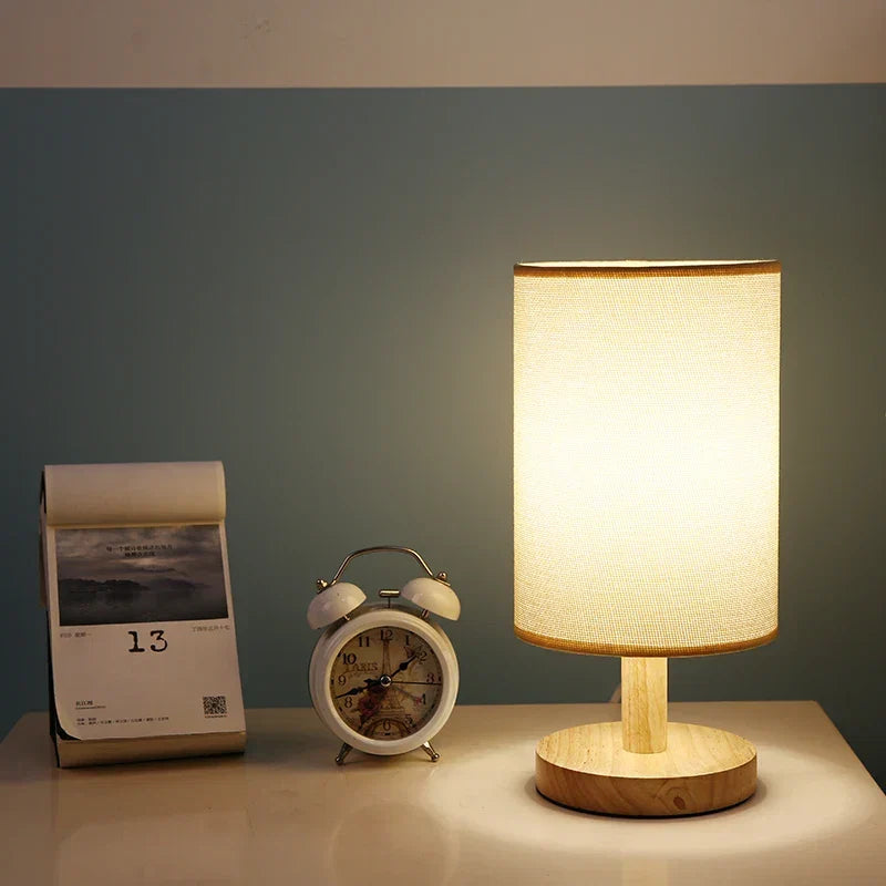 Stilvolle Lampe aus Naturholz und Leinen mit Fernbedienung