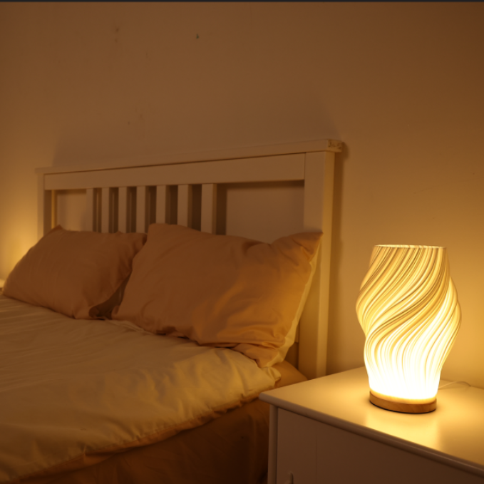 Gemütliche LED-Tischlampe mit Dimmfunktion und stilvollem Wellenmuster