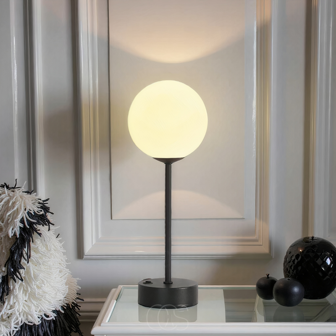 Sera – Tischlampe mit Kugelschirm und warmem LED-Licht