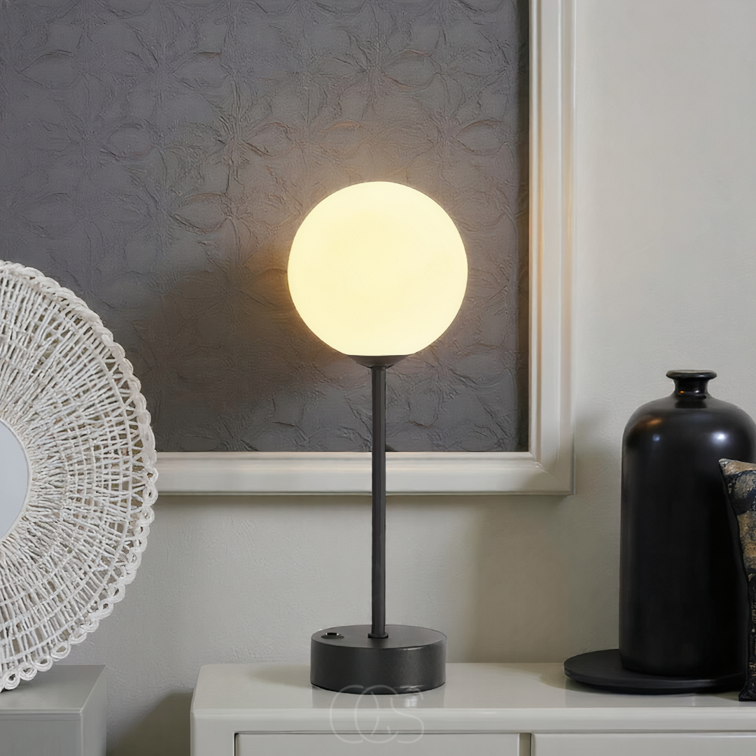 Sera – Tischlampe mit Kugelschirm und warmem LED-Licht