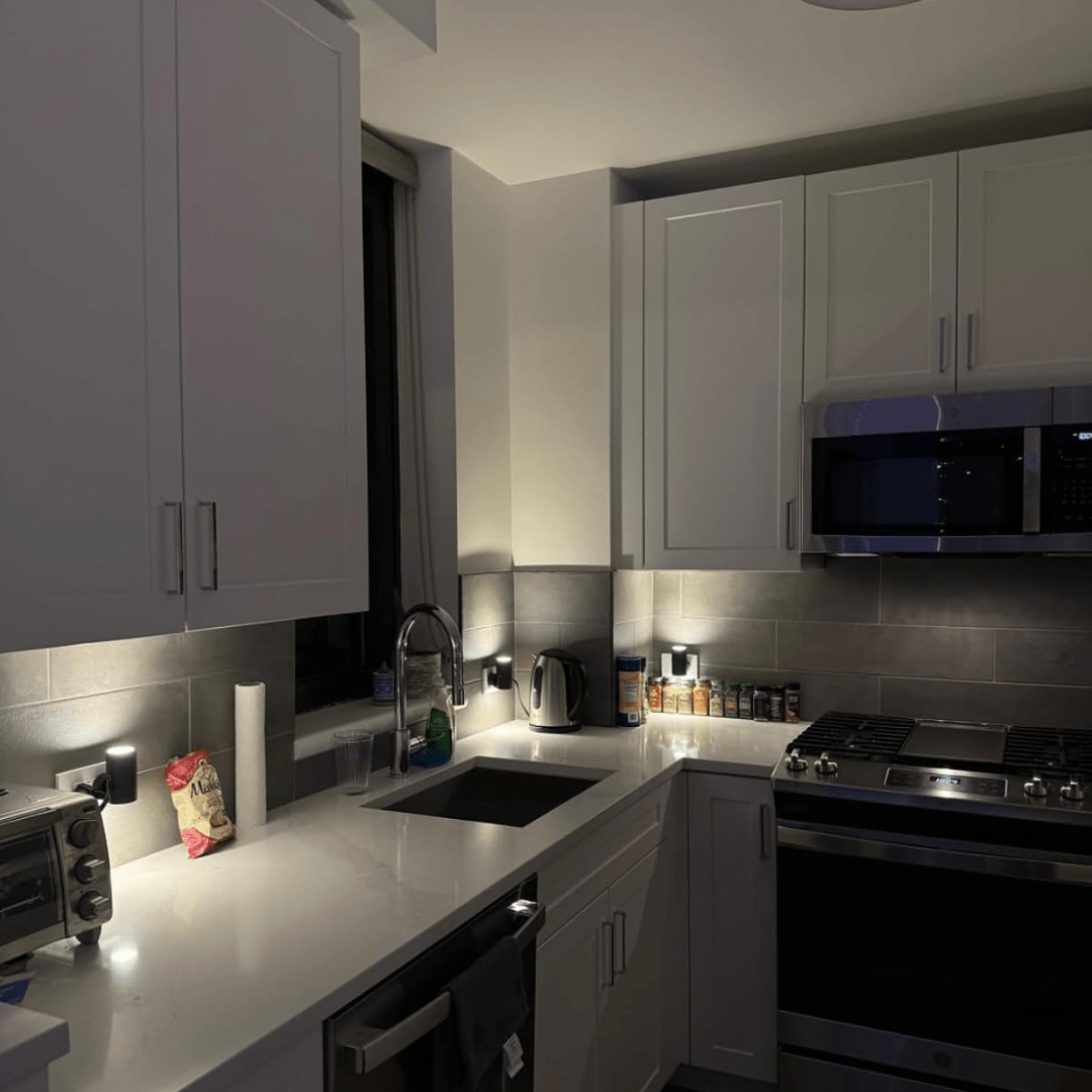 Dimmbare LED-Steckdosenlampe mit Sensor – Stilvolles Licht für moderne Räume