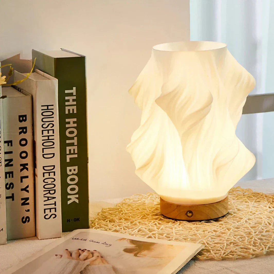 Gemütliche LED-Tischlampe mit Dimmfunktion und stilvollem Wellenmuster