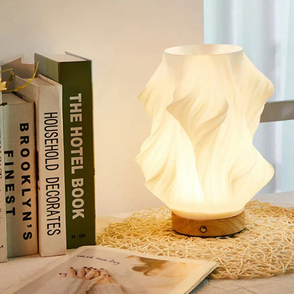 Gemütliche LED-Tischlampe mit Dimmfunktion und stilvollem Wellenmuster