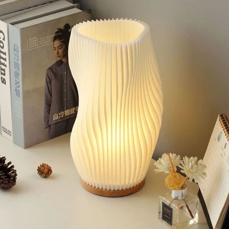 Gemütliche LED-Tischlampe mit Dimmfunktion und stilvollem Wellenmuster