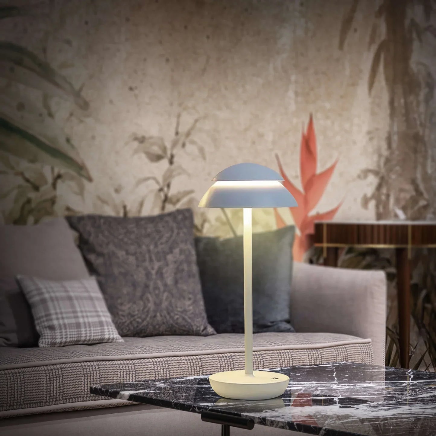 Stilvolle Aluminium-Tischlampe mit Dimmfunktion