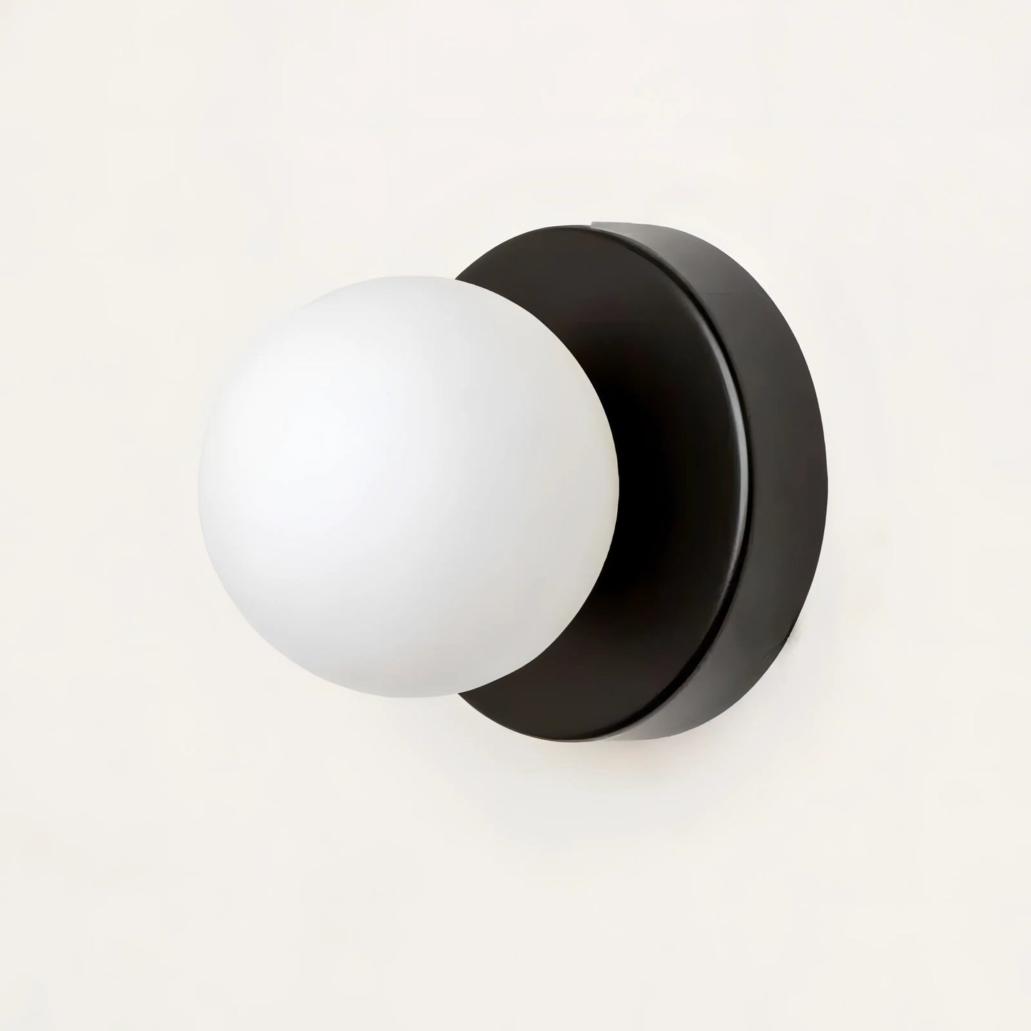 Elegante skandinavische Wandlampe mit Glasschirm