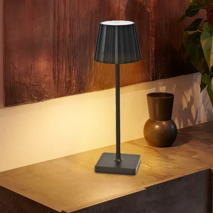 Mara – Akku-Tischlampe Klassisch mit Plissee-Schirm und dimmbarer LED