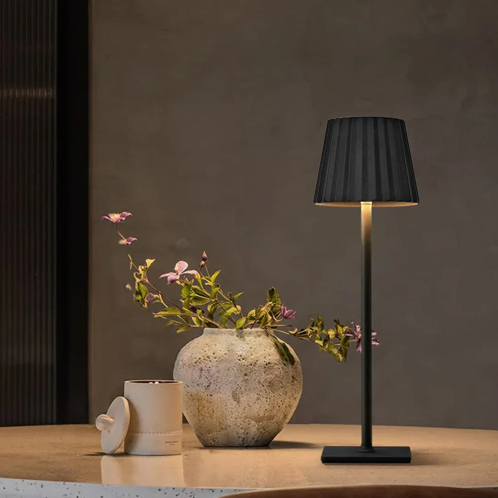 Mara – Akku-Tischlampe Klassisch mit Plissee-Schirm und dimmbarer LED