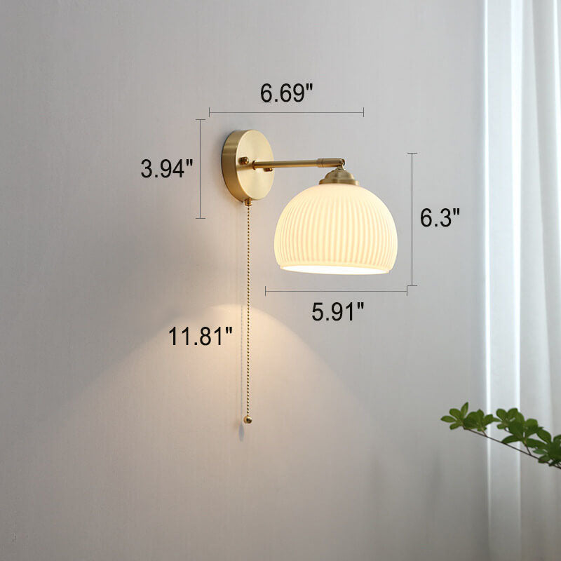 Moderne Wandlampe aus Glas und Messing im winterlichen Stil
