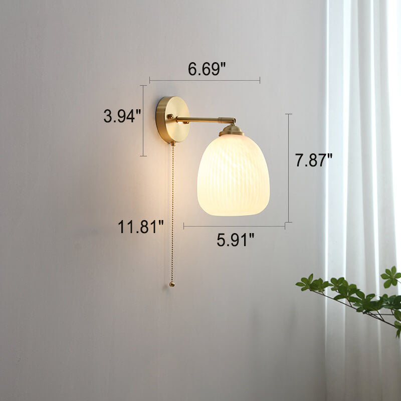 Moderne Wandlampe aus Glas und Messing im winterlichen Stil