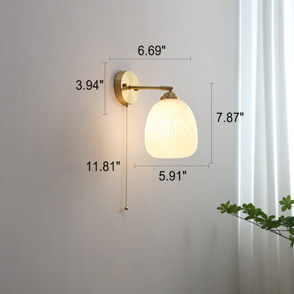 Moderne Wandlampe aus Glas und Messing im winterlichen Stil