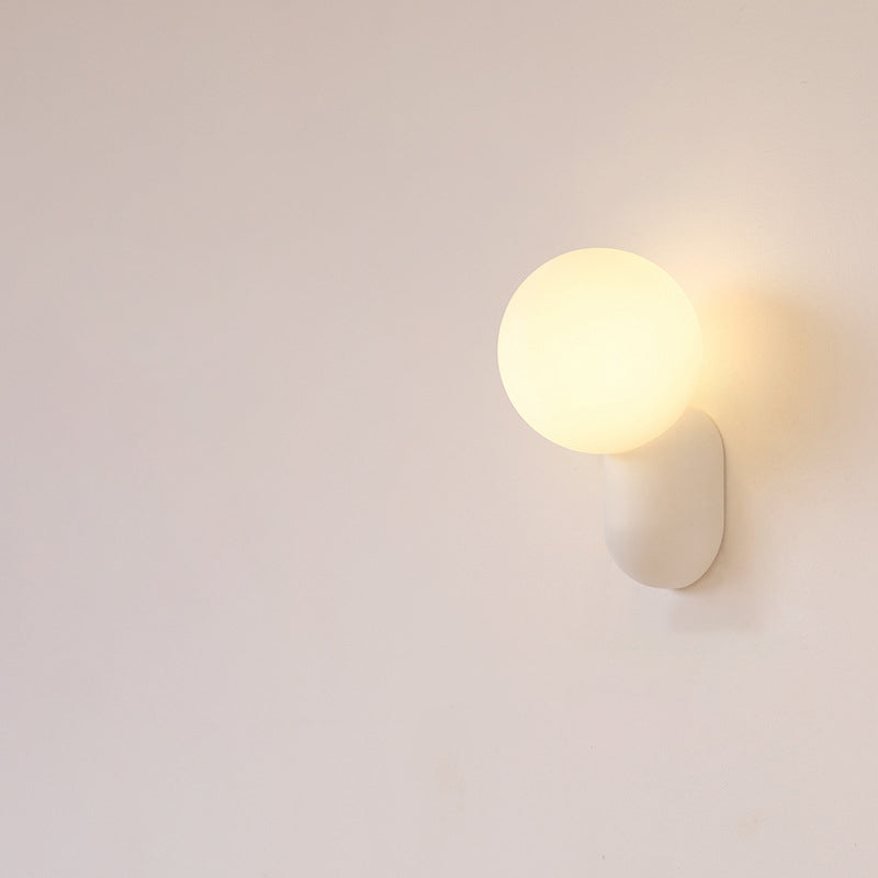 Moderne Wandleuchte aus Harz und Glas im skandinavischen Stil