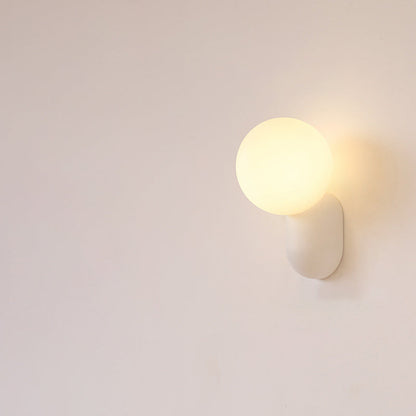 Moderne Wandleuchte aus Harz und Glas im skandinavischen Stil